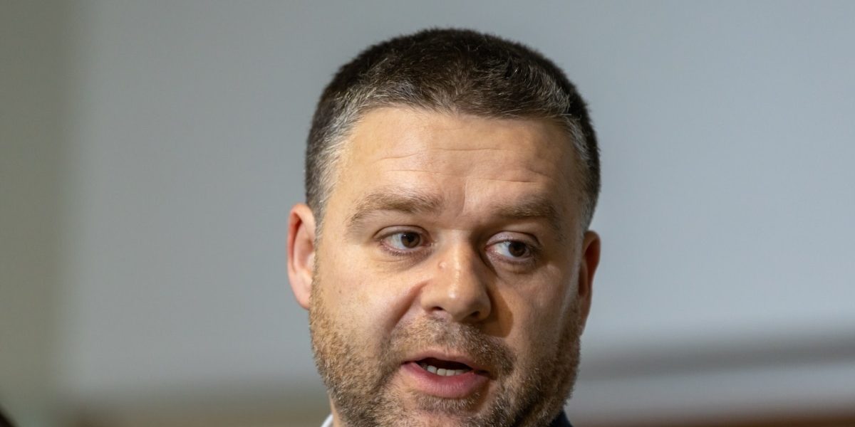 Sute de plecări și restructurări: Instituții comasate în România