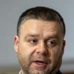 Sute de plecări și restructurări: Instituții comasate în România