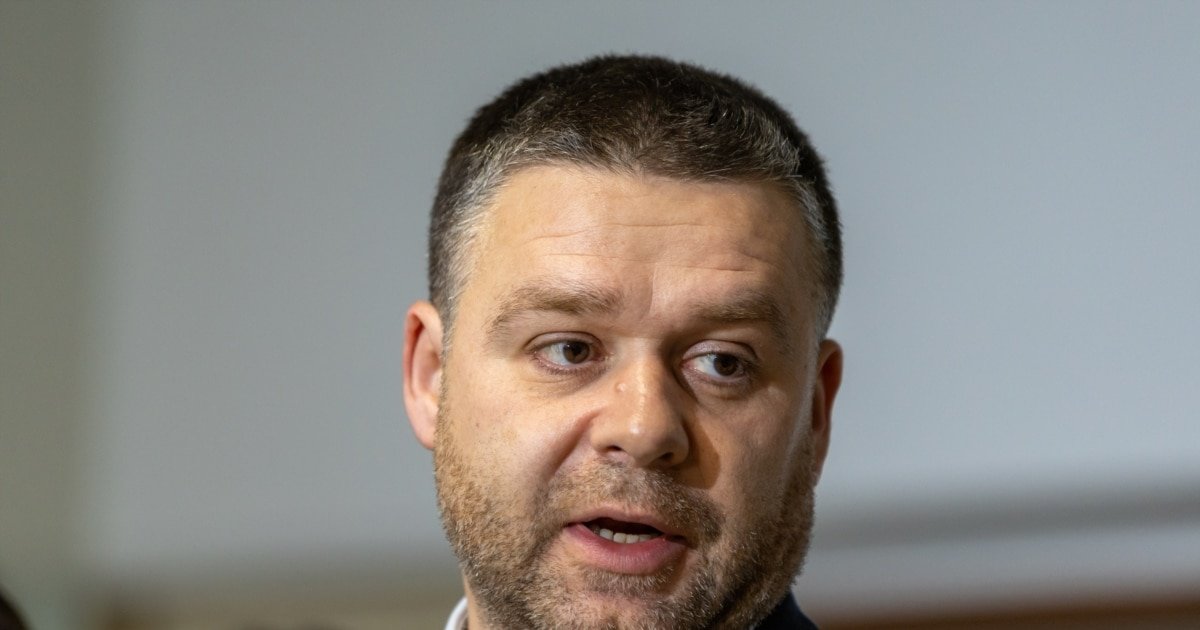 Sute de plecări și restructurări: Instituții comasate în România