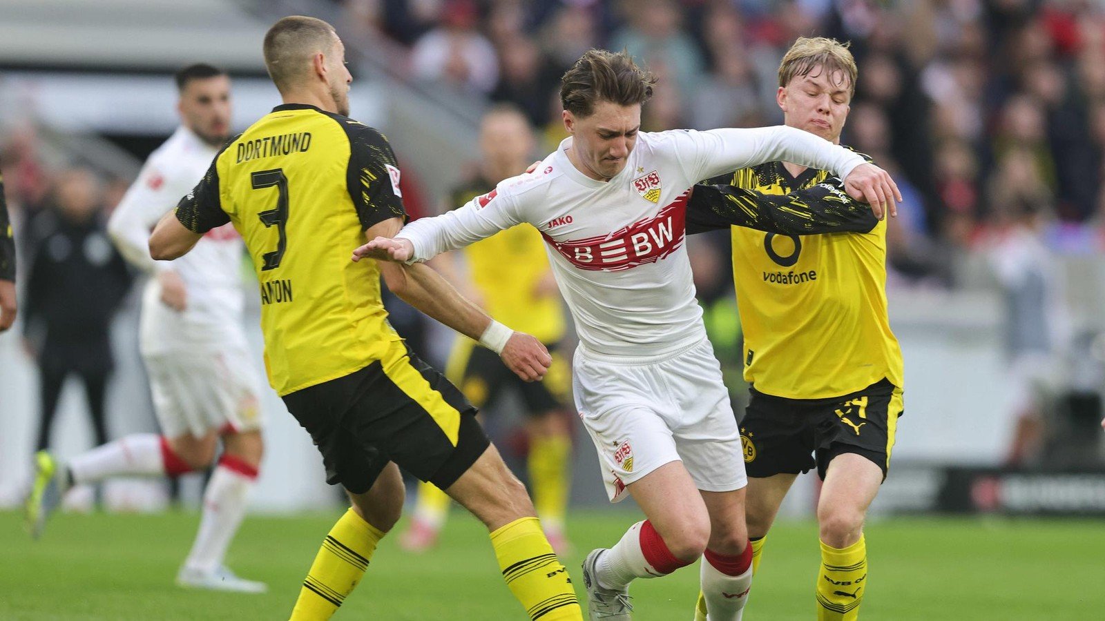 Borussia Dortmund poate face, astăzi, un pas decisiv spre a deveni vicecampioană a Bundesliga, în condițiile în care întâlnește în deplasare pe VfB Stuttgart, într-un meci considerat crucial pentru stabilirea clasamentului final