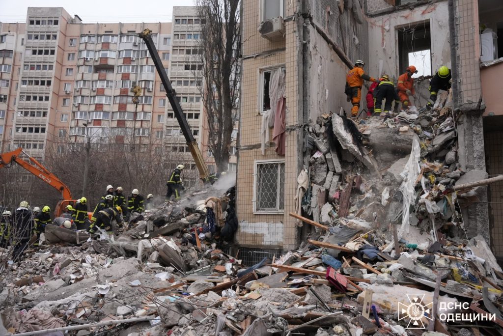 Cel puțin trei persoane, inclusiv un copil, au fost ucise în urma unui atac masiv cu drone efectuat de Rusia asupra orașului-port Odesa, în sudul Ucrainei, în noaptea de duminică spre luni