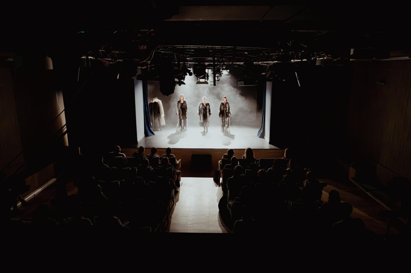 Oameni de cultură și angajați ai instituțiilor de profil protestează împotriva proiectului de reorganizare a structurilor culturale din București Un val de nemulțumire a cuprins comunitatea artistică și angajații instituțiilor de cultură din Capitală, după anunțul primarului Ciprian Ciucu privind propunerea de reorganizare a structurii culturale a Municipiului București