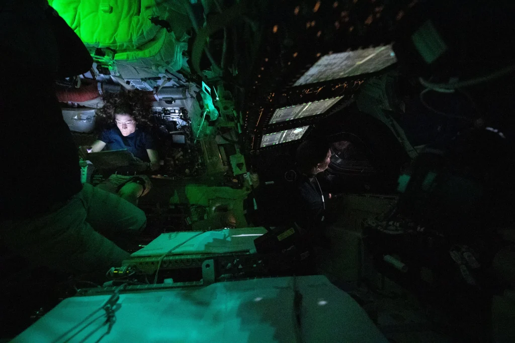 Cei patru astronauți aflați în misiunea Artemis II, care se deplasează în prezent prin spațiu către Lună, au avut până acum o călătorie relativ linistită, cu excepția unei probleme legate de toaleta kapsulii Orion
