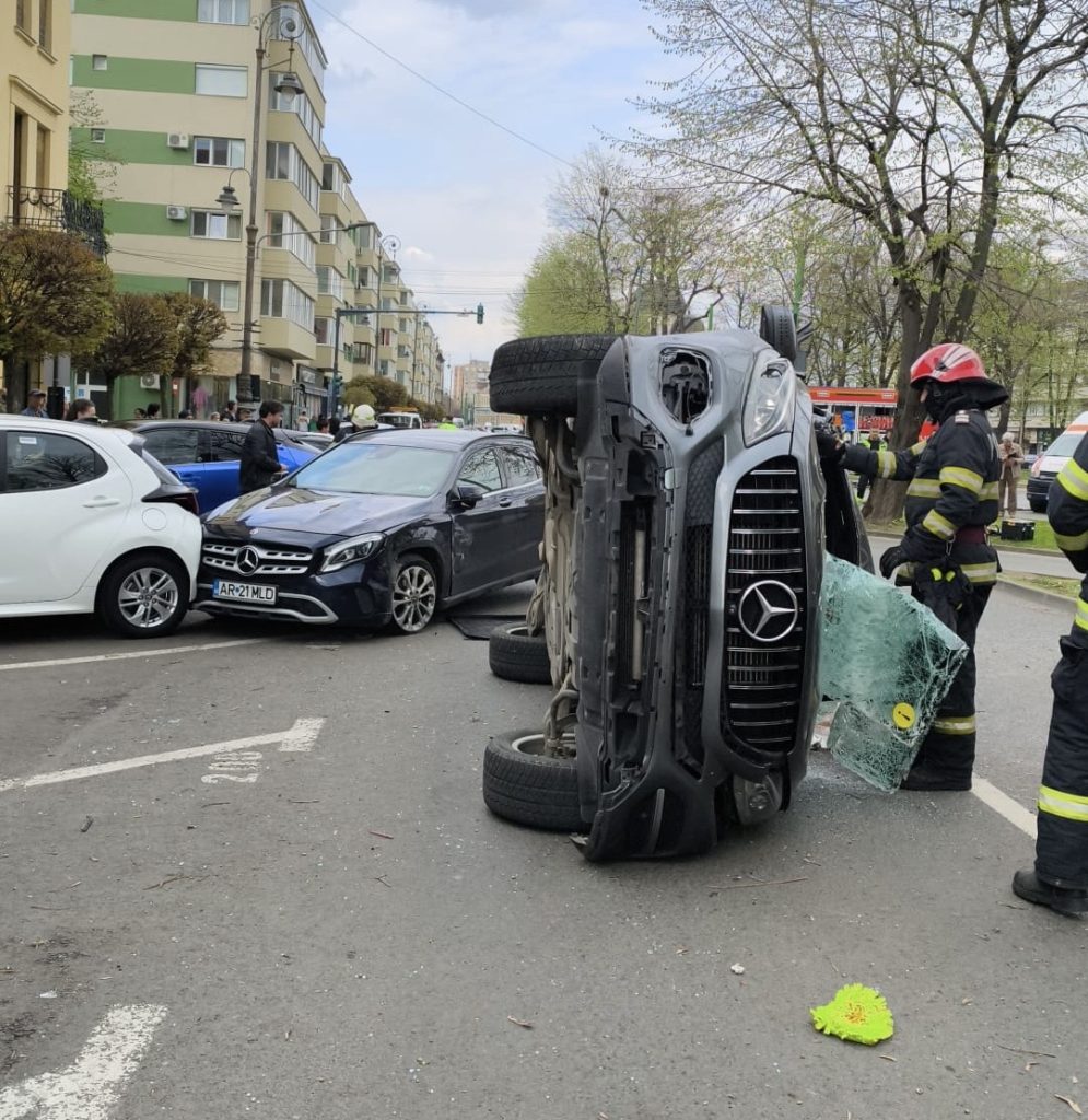 Accident rutier grav în municipiul Arad, în zona Bulevardului Revoluției, unde două autoturisme s-au ciocnit, unul fiind răsturnat