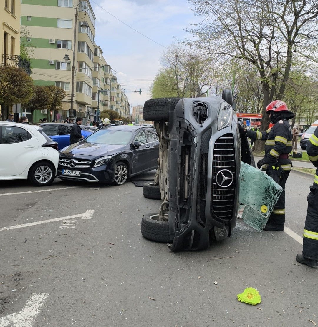 Accident rutier grav în municipiul Arad, în zona Bulevardului Revoluției, unde două autoturisme s-au ciocnit, unul fiind răsturnat