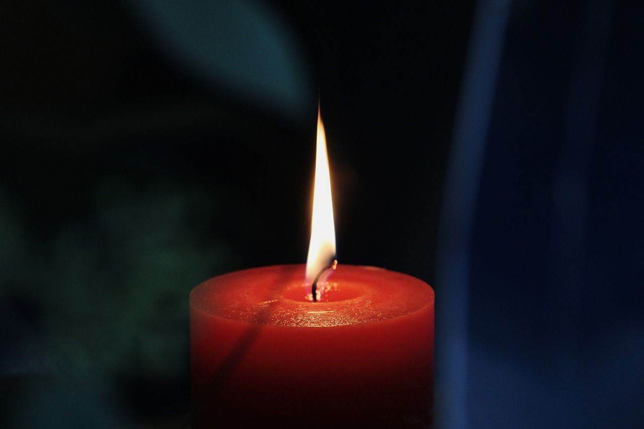 Sfânta Lumină vine azi de la Ierusalim, adusă pentru credincioși