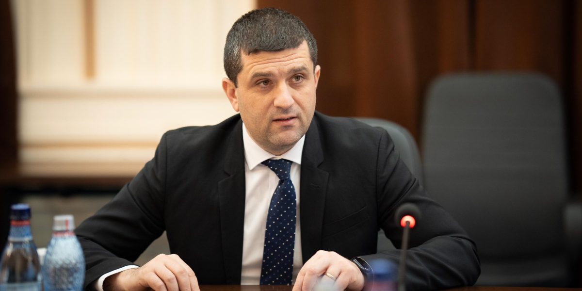 Pierzi dacă stai pe margine: Lecția lui Donald Trump pentru România