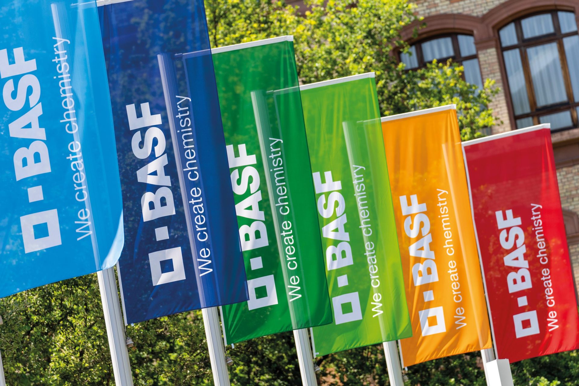 BASF Agricultural Solutions extinde prezența în România prin crearea a peste 50 de noi poziții globale în București BASF Agricultural Solutions a anunțat inaugurarea a peste 50 de noi roluri la nivel mondial în domeniul corporate și guvernanță, ce vor fi fie stabilite în capitala României