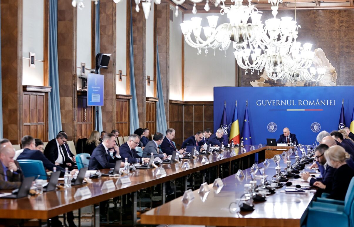 Guvernul României a început ședința de coaliție de joi dimineața cu un moment de reculegere în memoria legendarului antrenor Mircea Lucescu