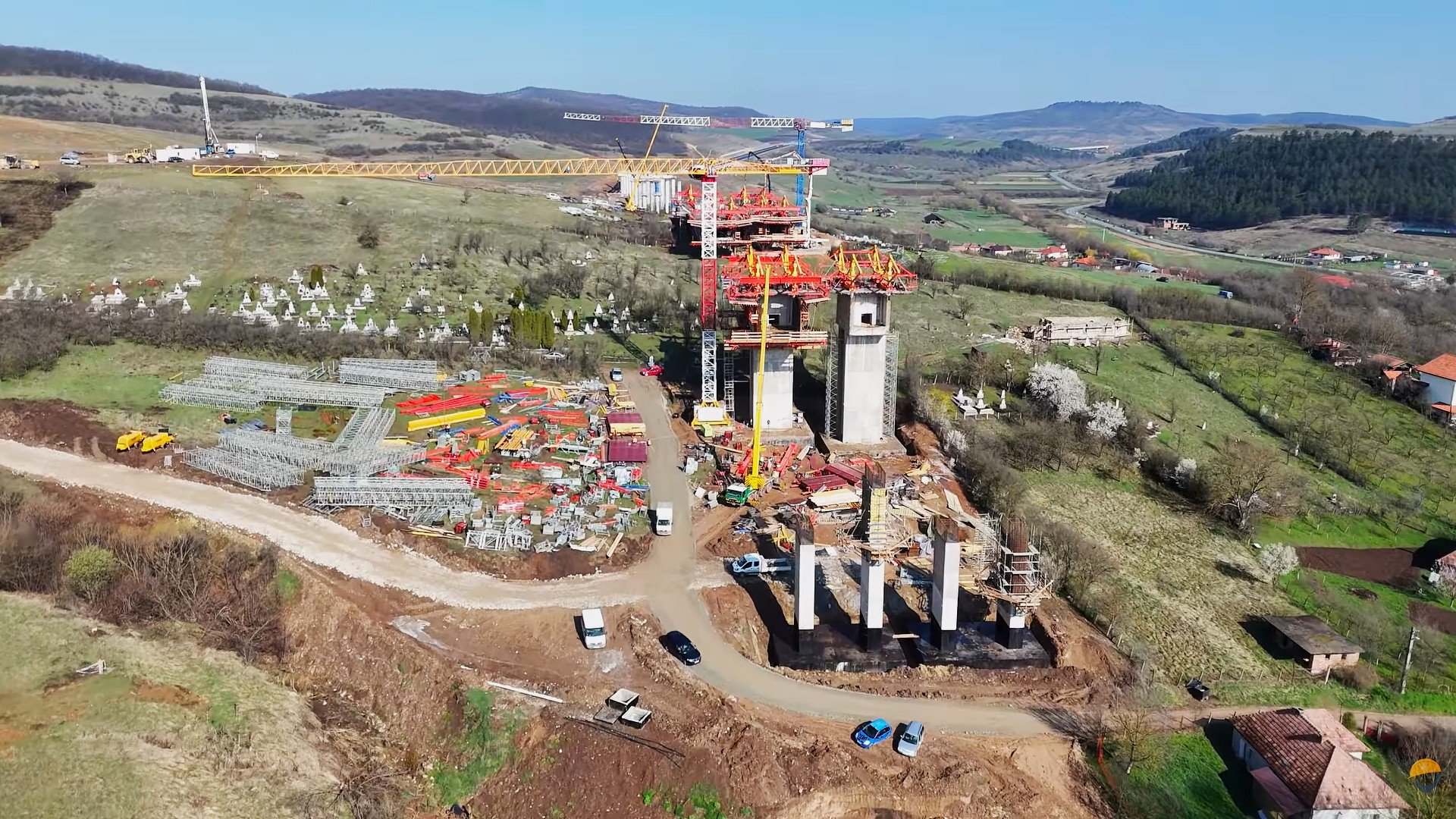 Autostrada Transilvania în fază avansată de construcție în vestul județului Cluj Autostrada Transilvania se apropie de finalizare în zona de vest a județului Cluj, aducând o veste bună pentru șoferii care așteaptă de ani buni deschiderea celor două loturi dintre Nădășel și Poarta Sălajului