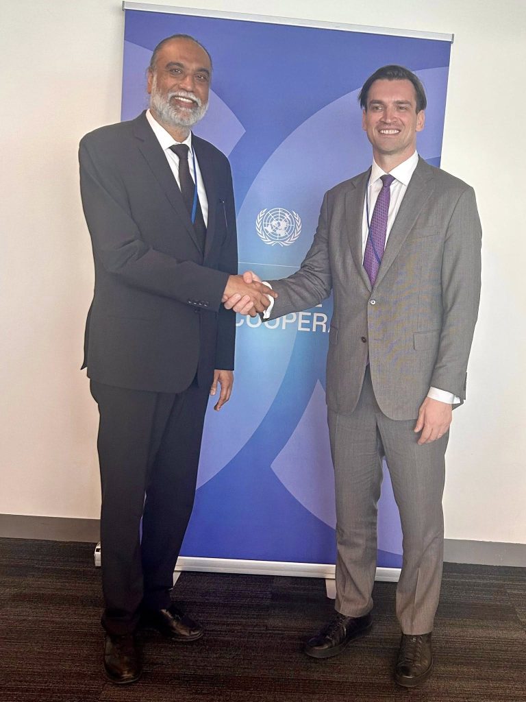 Întâlnire-șoc la ONU: Jurnalistul X a stat de vorbă cu Amand… despre criza