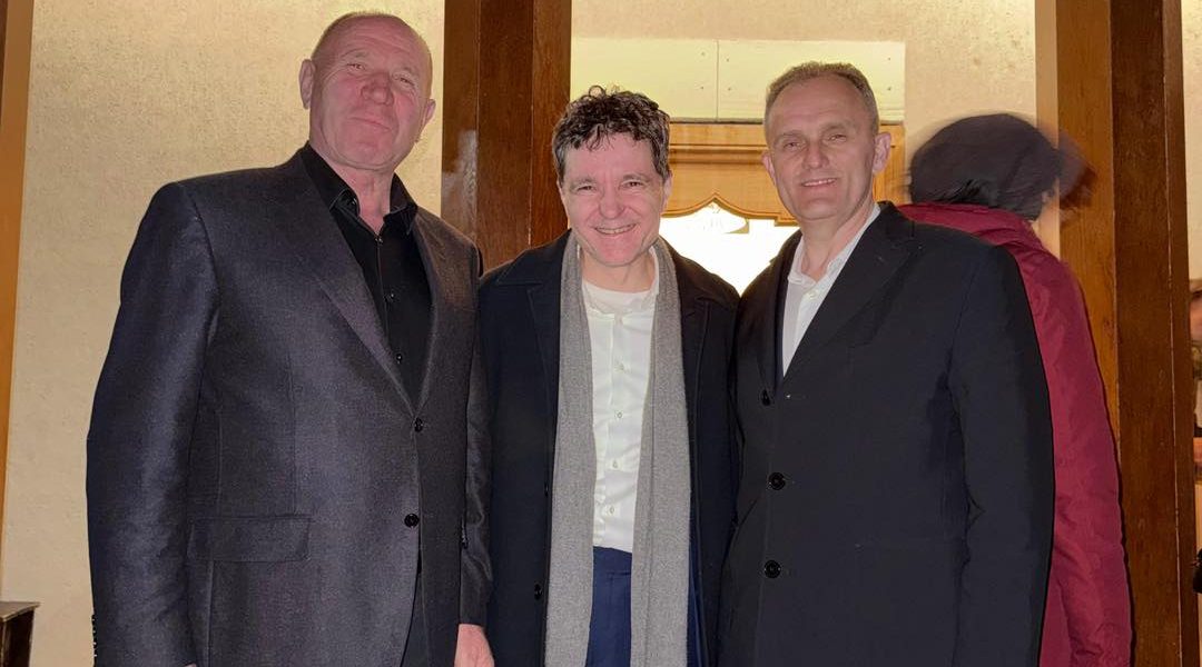 Nicuşor Dan, la mănăstire cu baronul PSD de Prahova și edilul localității