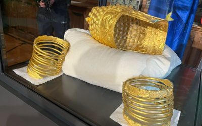 Coiful de la Coțofenești revine acasă: Expoziție la Muzeul din București