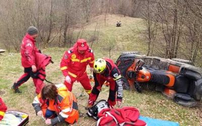 Intervenție dramatică în Șureanu: ATV răsturnat, om salvat cu greutate