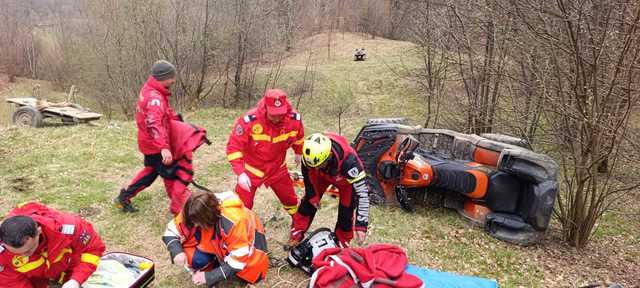Intervenție dramatică în Șureanu: ATV răsturnat, om salvat cu greutate