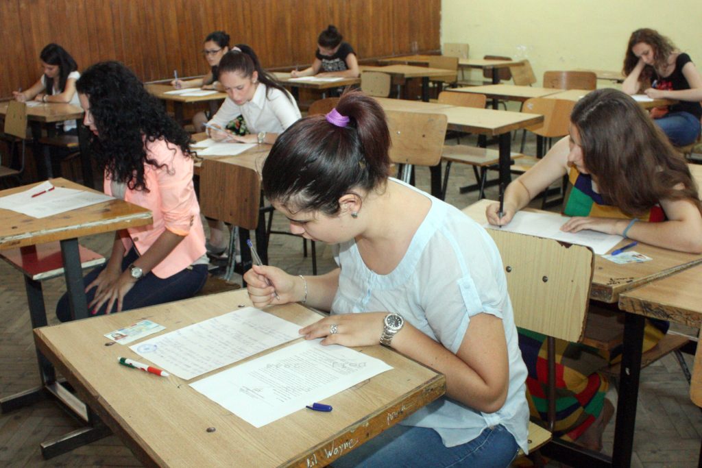 Simulările examenului de Bacalaureat din perioada 23-26 martie 2026 au arătat o creștere a numărului de elevi participanți și o îmbunătățire a rezultatelor comparativ cu anul precedent