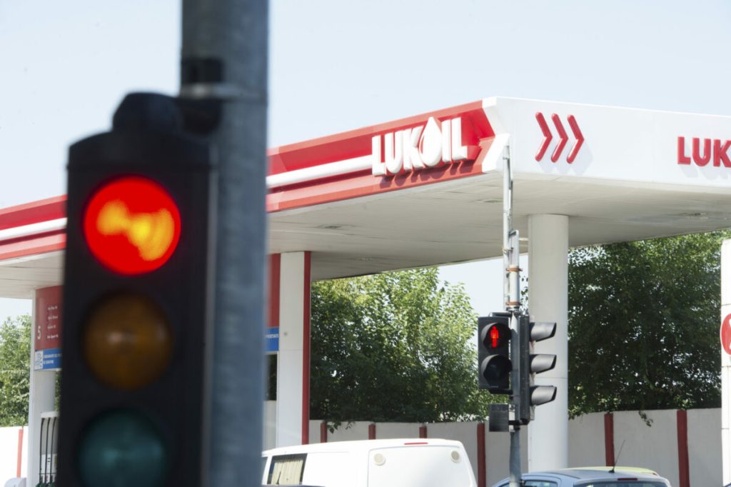 Lukoil, grațiere de la SUA: Benzinăriile din România scapă de sancțiuni încă o lună