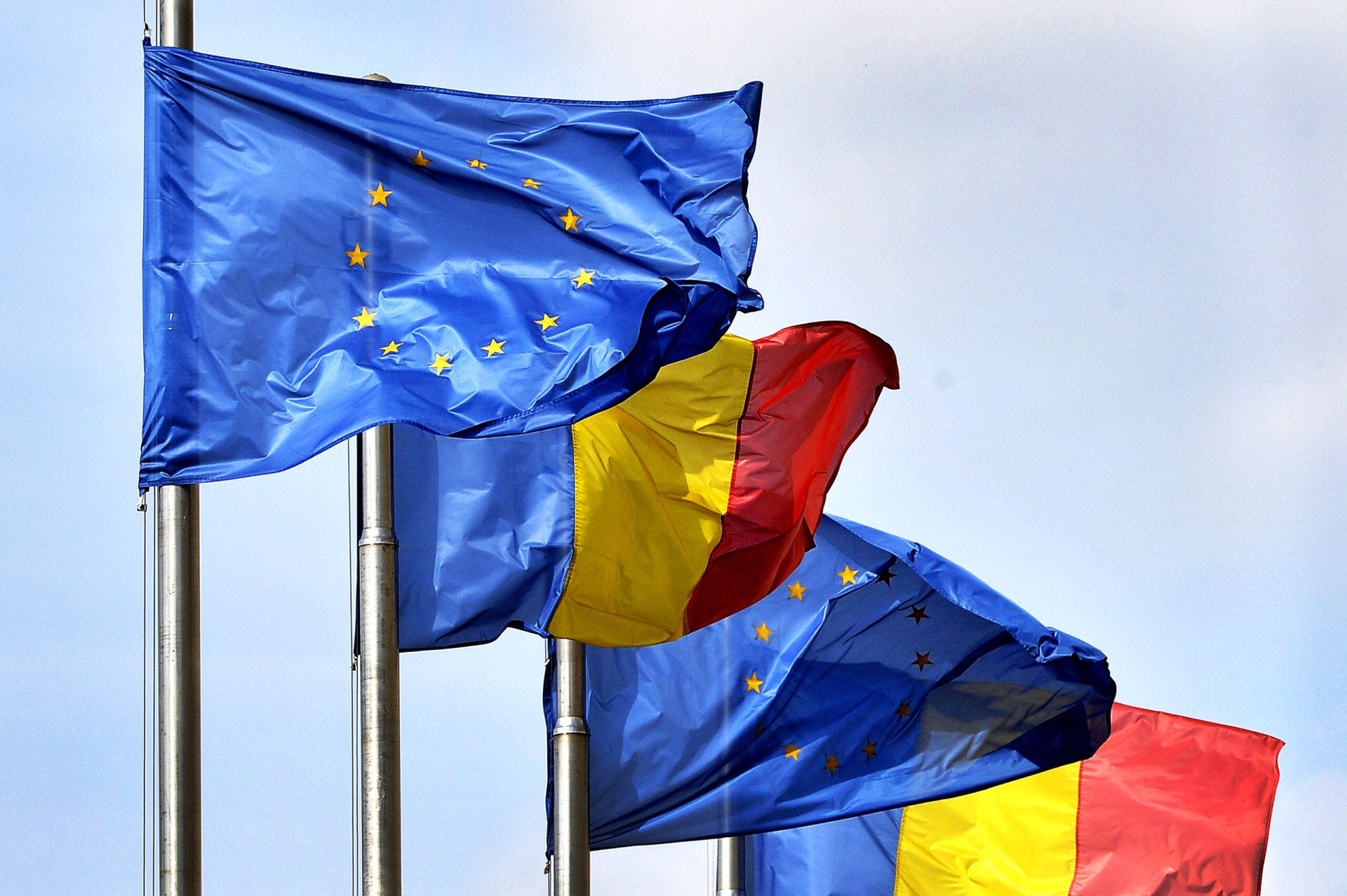 Scăderi masive de încredere în stat, NATO și UE. Românii, împotriva conflictelor