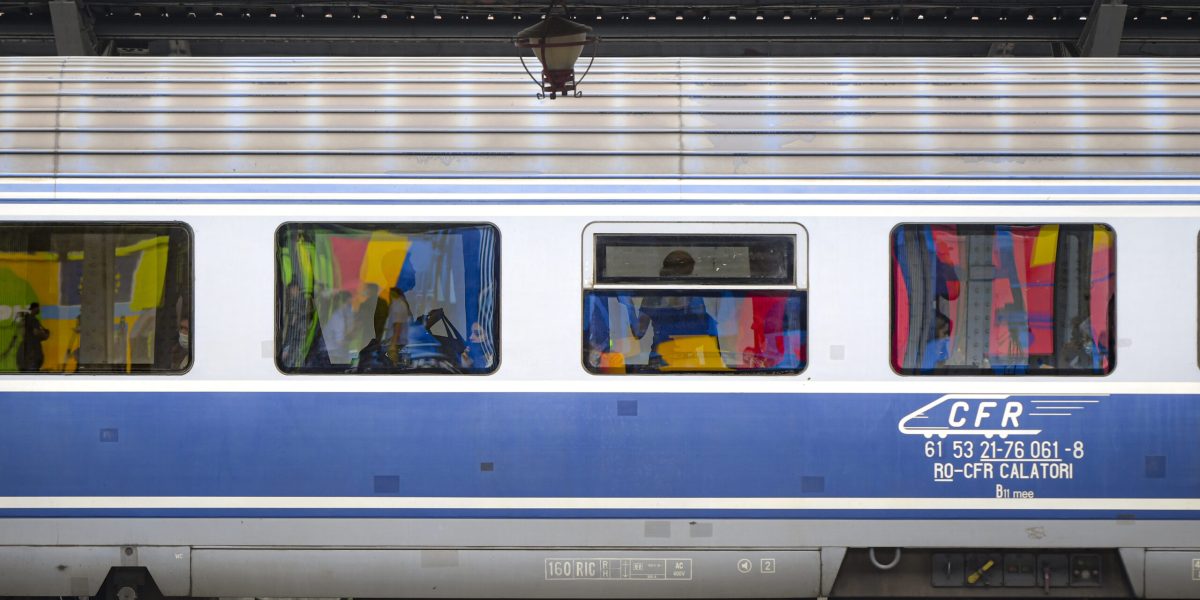 Copac pe șine: Trenurile blocate pe ruta Brașov-Sighișoara