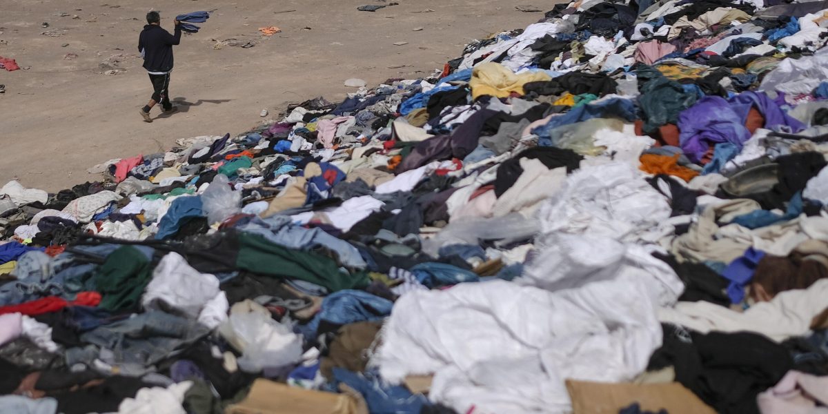 Ministrul Mediului vrea să pună lacăt pe hainele second-hand și riscă să blocheze întreaga industrie