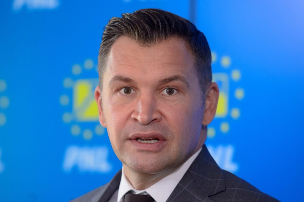 Orban, dat jos de pe tabla de șah a lui Putin – reacția lui Stroe
