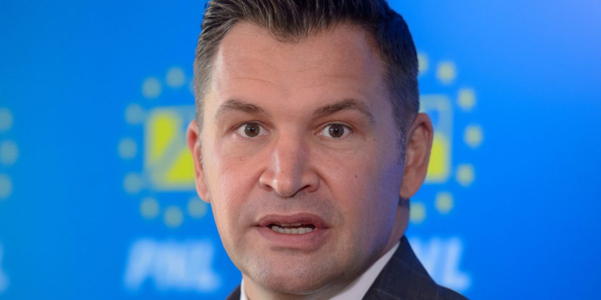 Orban, dat jos de pe tabla de șah a lui Putin – reacția lui Stroe