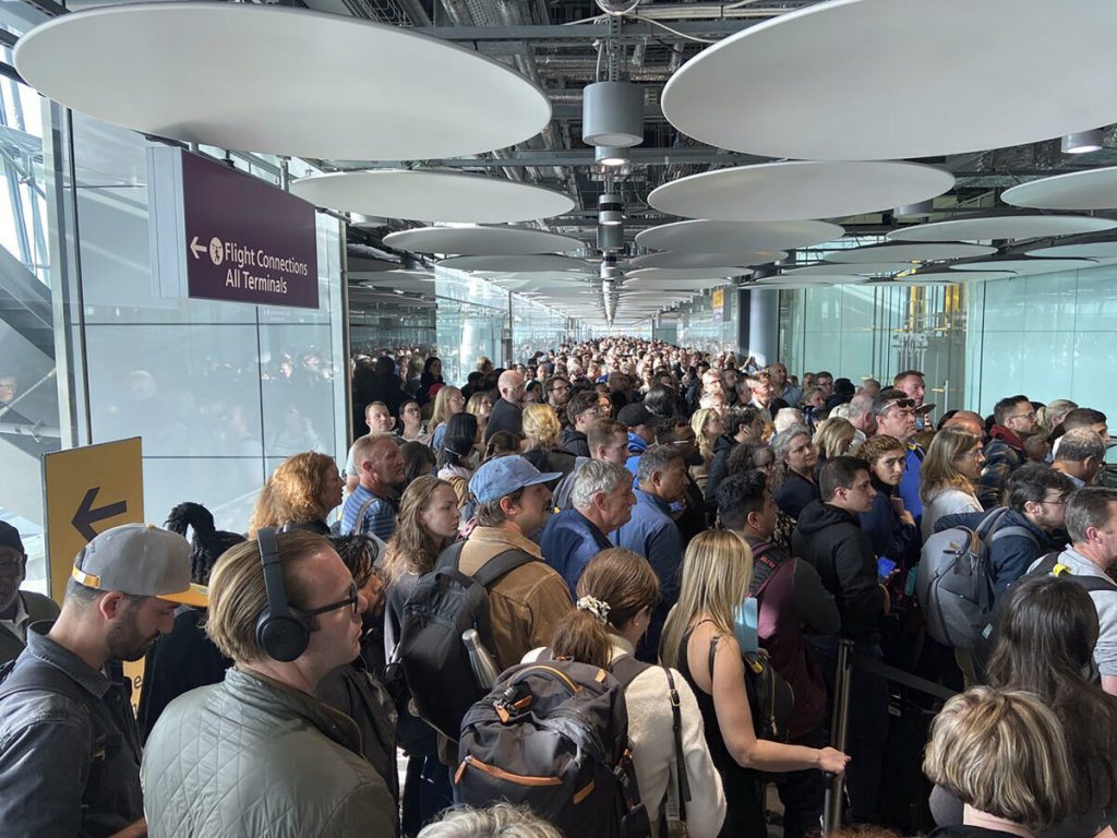 Blocați la Milano: Zeci de pasageri au leșinat pe aeroport