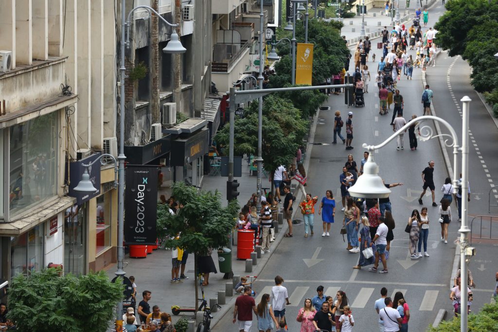 Bucureștiul însumează în prezent 5340 de străzi, care, împreună, acoperă o suprafață de 20.000 de metri pătrați și au o lungime totală de aproximativ 1820 de kilometri
