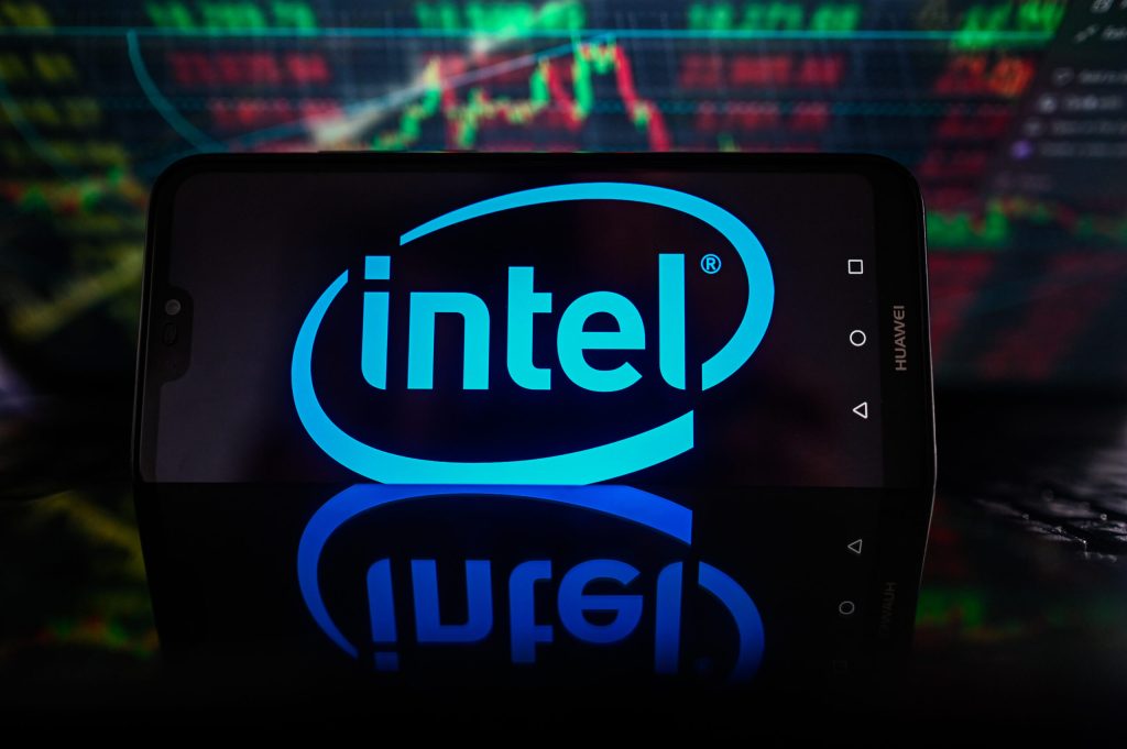 Intel, pe val: Cererea de procesoare AI propulsează compania spre record!