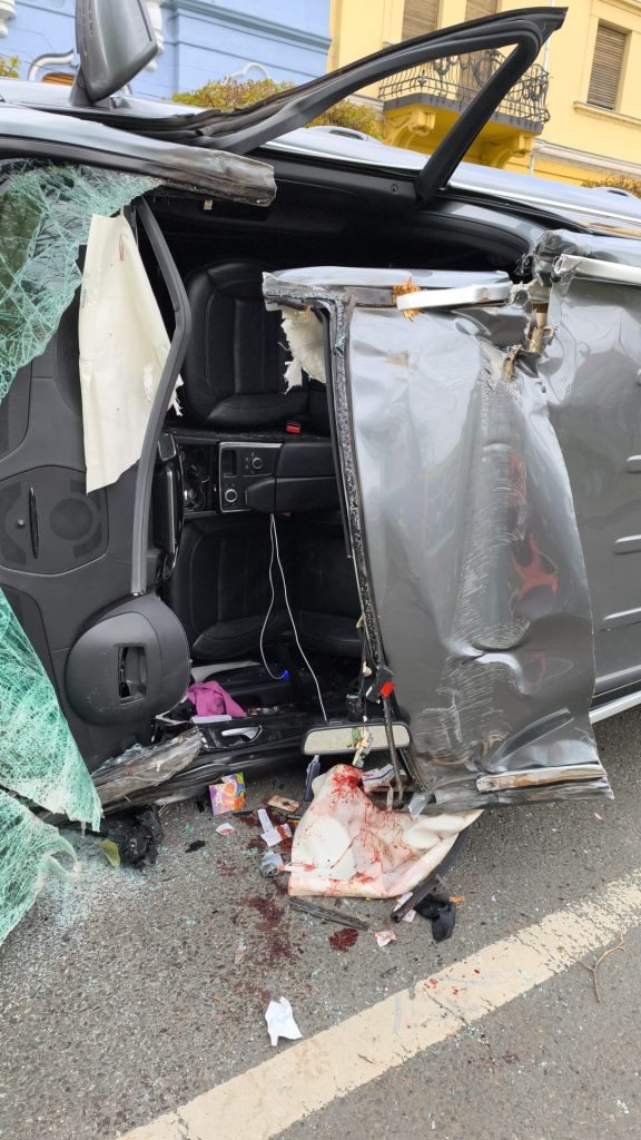 Un accident rutier grav s-a petrecut astăzi în municipiul Arad, pe Bulevardul Revoluției, în zona Ziridava, fiind implicate două autoturisme, dintre care unul s-a răsturnat