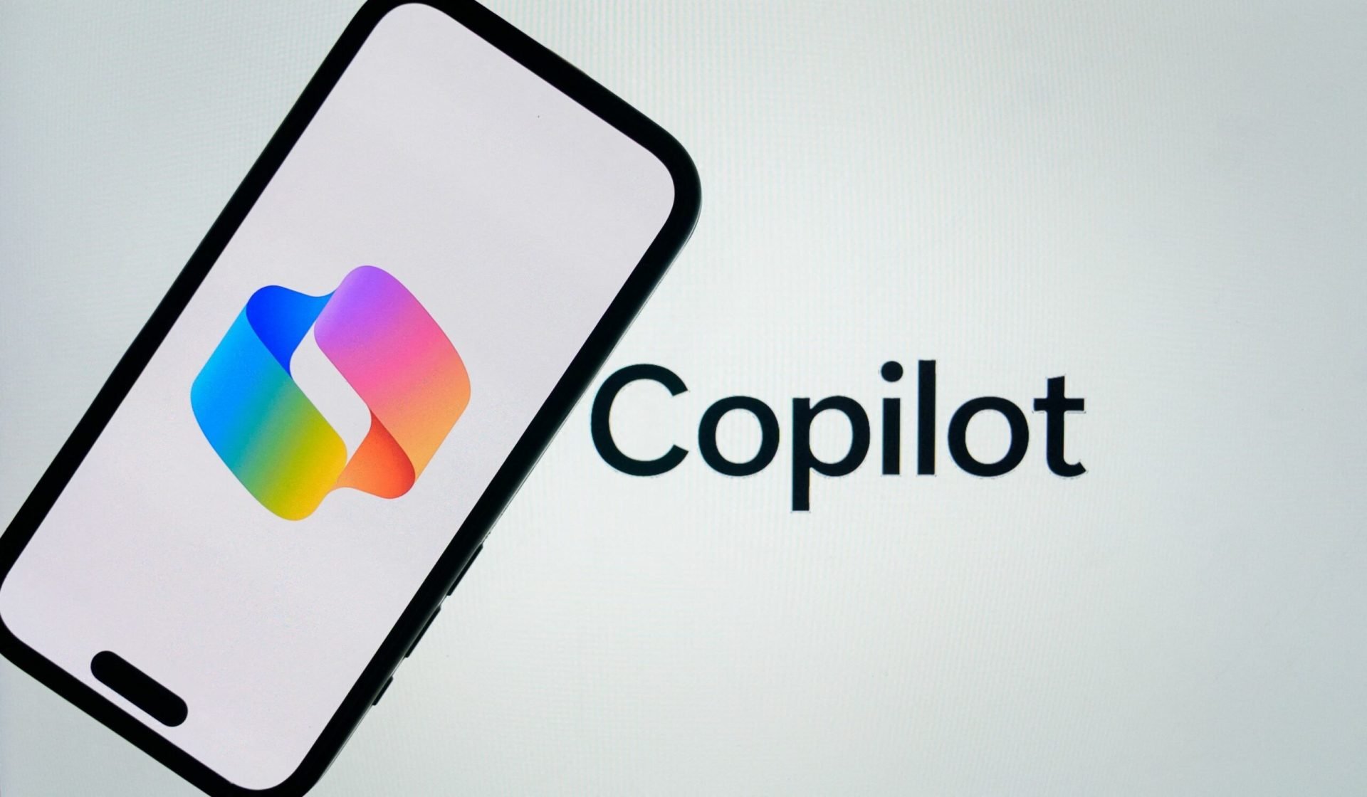 Microsoft a adus în atenție noile avertismente legate de utilizarea asistenților virtuali, în special a Copilot, programul său de inteligență artificială destinat în principal clienților corporativi