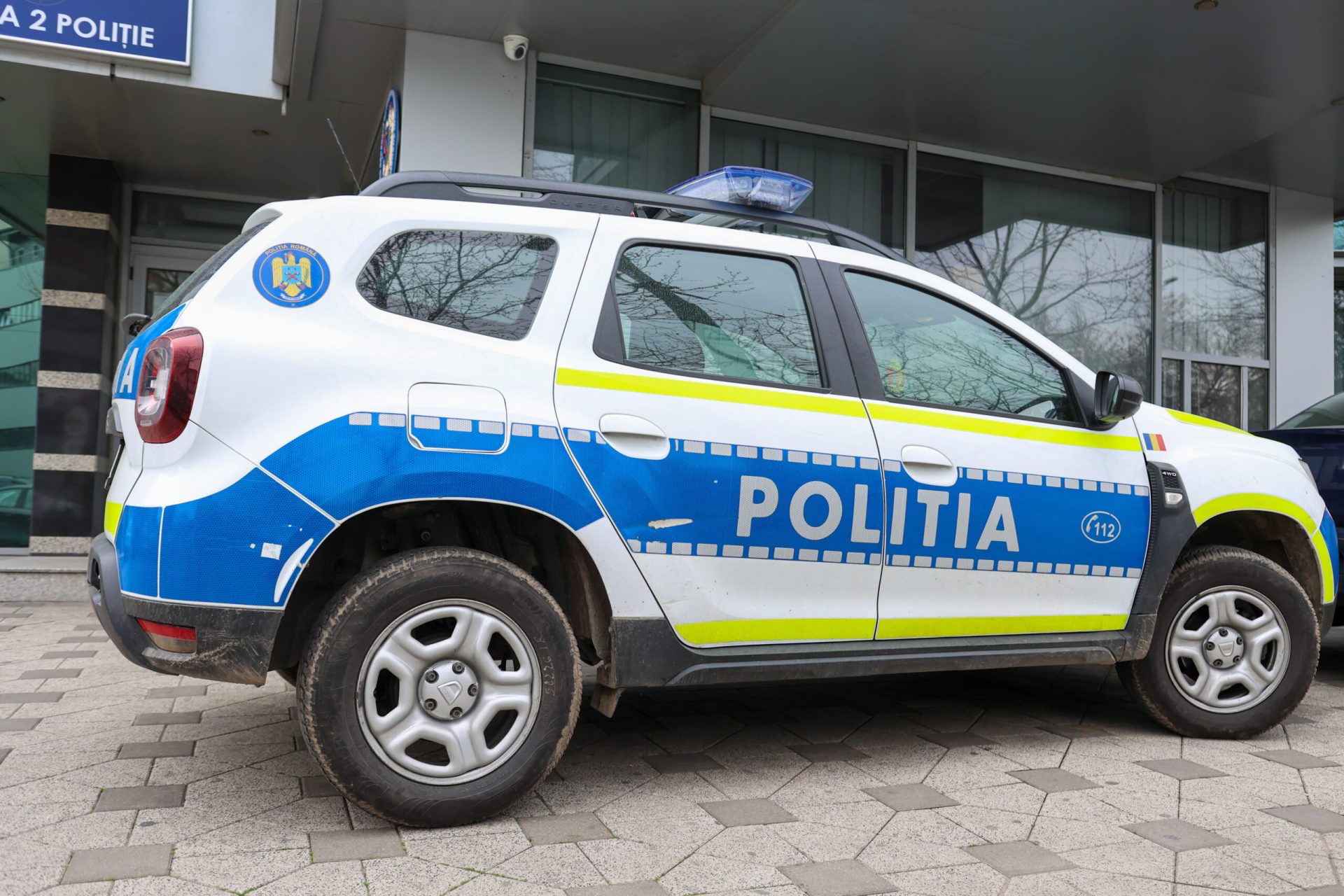 Un electronist de 20 de ani a fost reținut după ce a fugit de radar și a acroșat un polițist în timp ce era verificat în trafic, în zona Bd