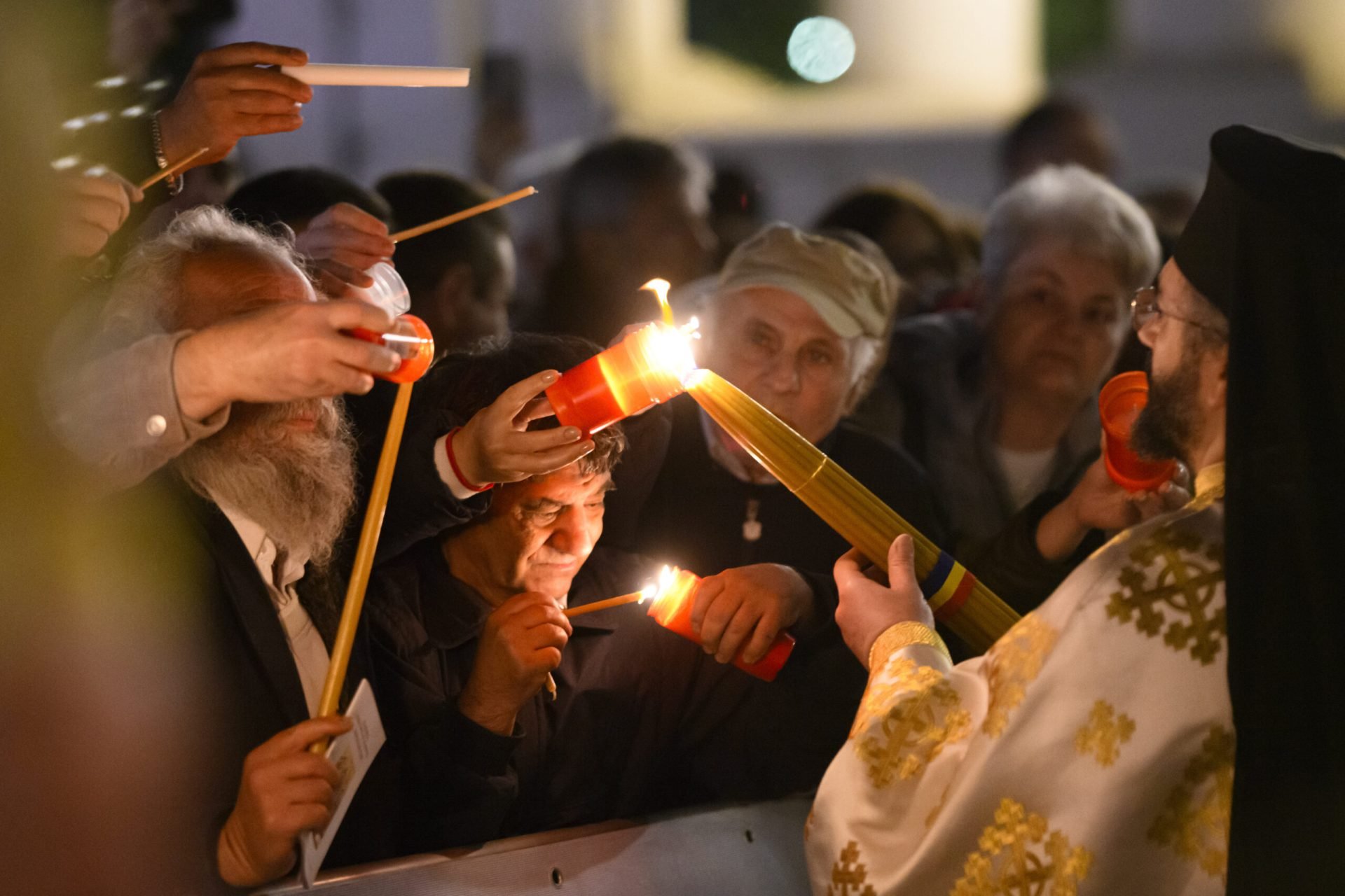 Slujba de Înviere la Patriarhie a început: Mii de credincioși celebrează Sărbătoarea Paștelui