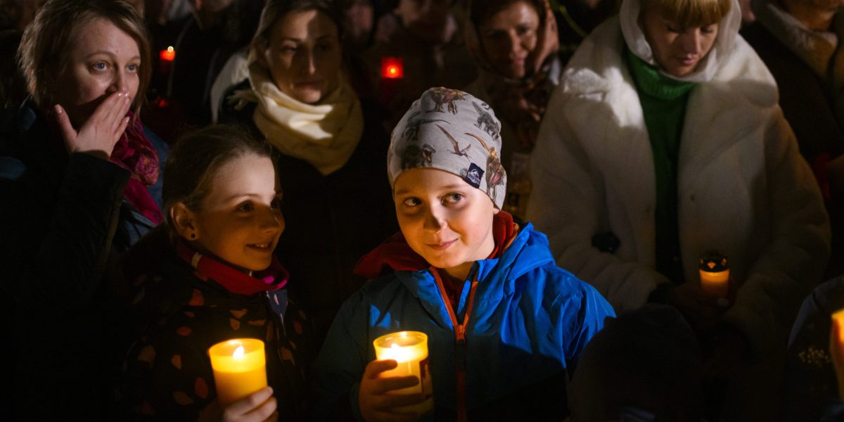 Sondaj INSCOP: Trei sferturi din români, la slujba de Înviere și acasă de Paște