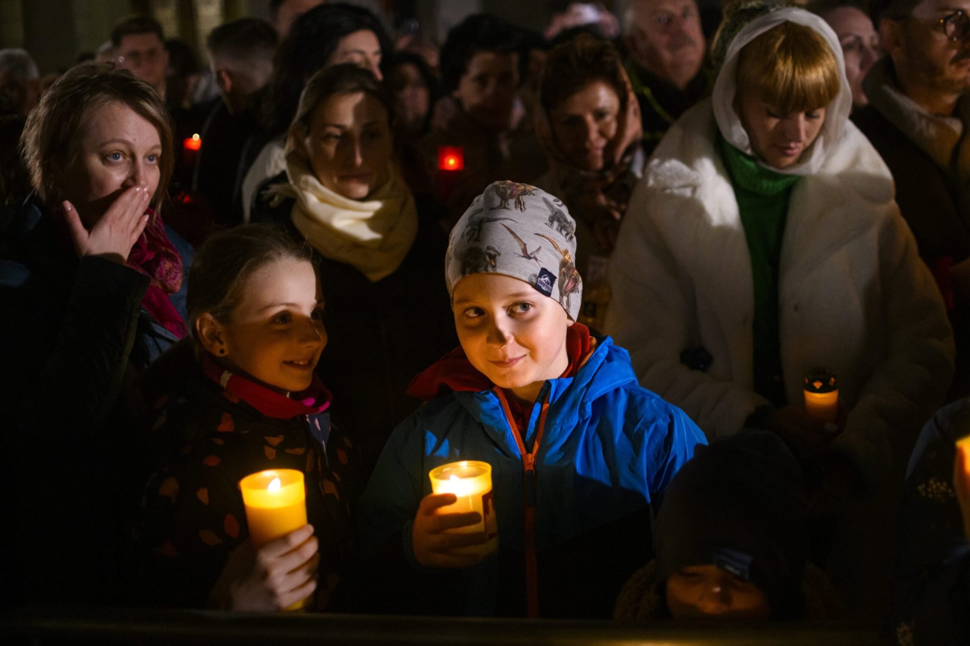 Majoritatea românilor se pregătesc de Înviere acasă și la slujbă Aproape trei sferturi dintre români intenționează să participe la Slujba de Înviere în acest an, conform unui sondaj recent