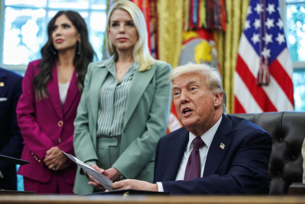 Nu ascultă consilierii, se enervează și improvizează: Trump, iar patima improvizației