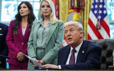 Nu ascultă consilierii, se enervează și improvizează: Trump, iar patima improvizației