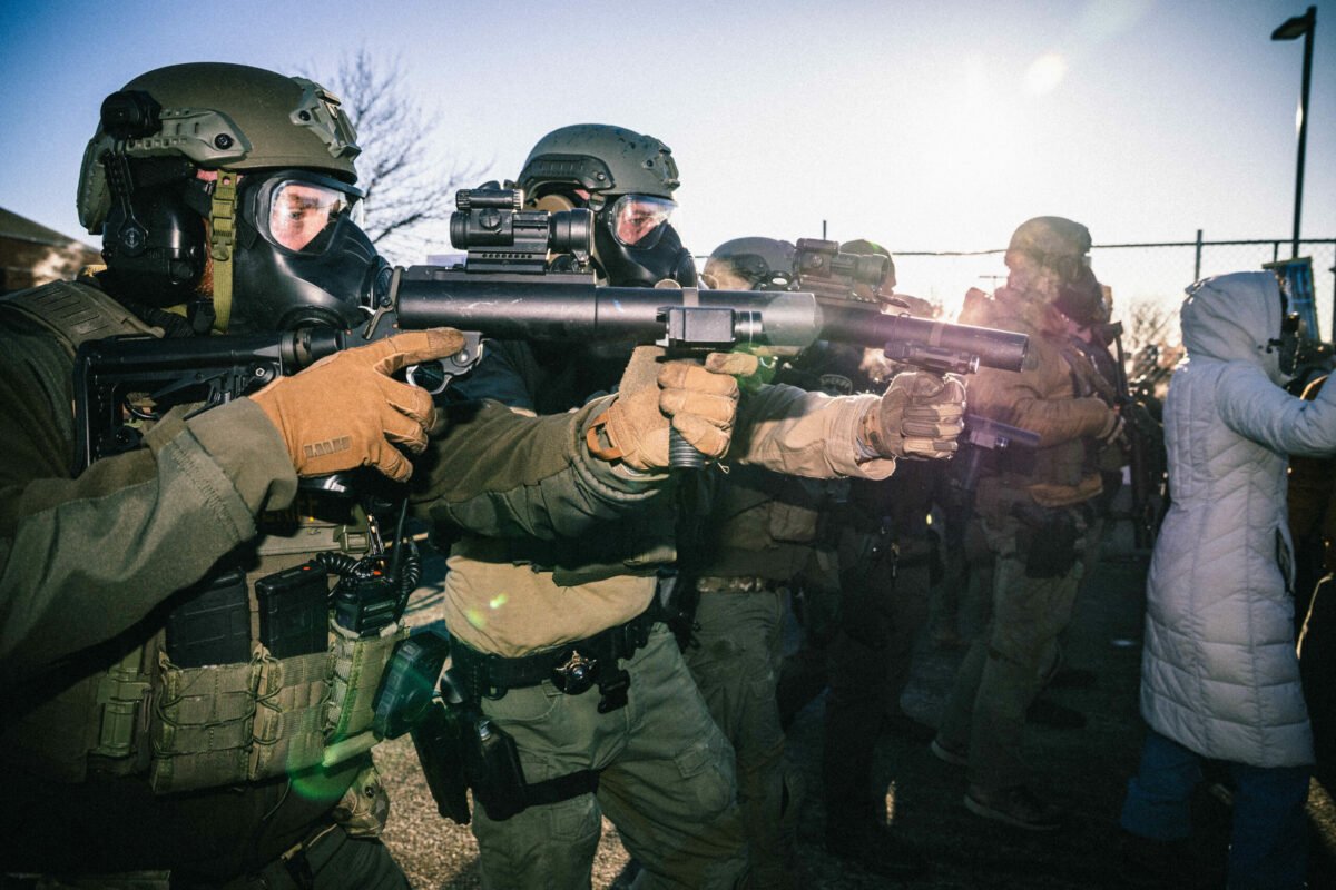 Un profesor universitar american a dezvoltat o aplicație cu inteligență artificială menită să ofere imigranților informații și instrumente pentru a contracara activitatea agenției americane pentru Imigrație și Vamă (ICE)