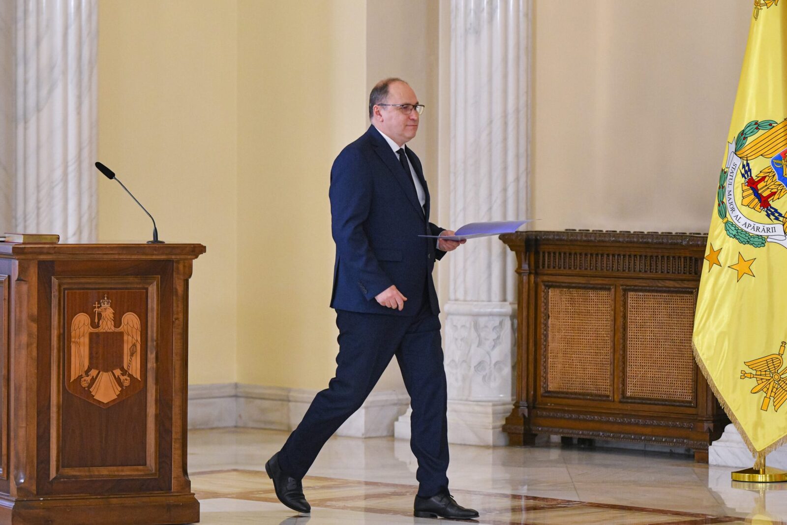 Dimian cere bani în plus pentru profesori: 40+ ore/săptămână și munca de acasă