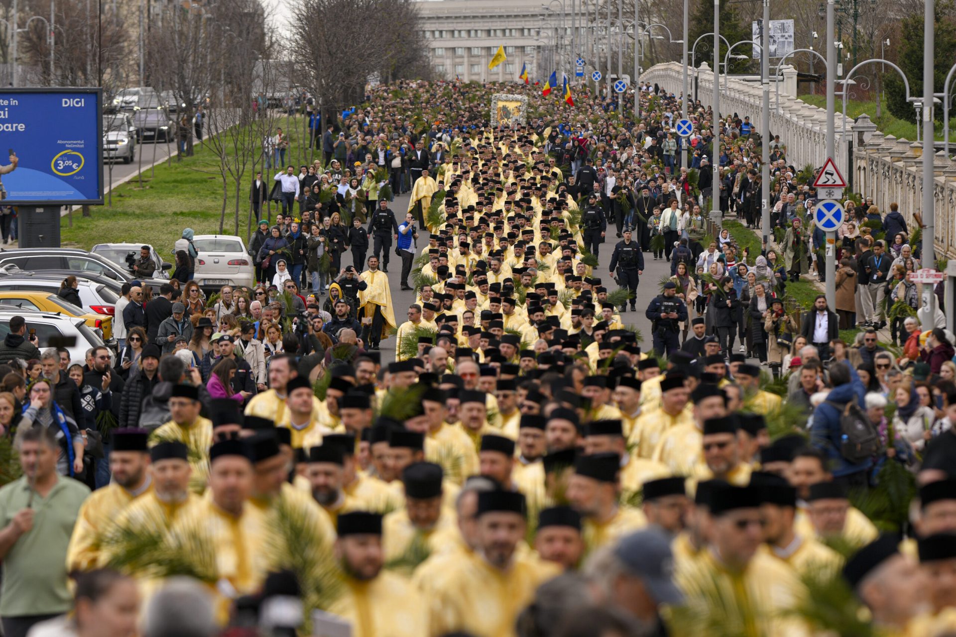 Mii de credincioși s-au adunat sâmbătă în București pentru a participa la tradiționalul Pelerinaj de Florii, eveniment organizat de Patriarhia Română și Arhiepiscopia Bucureștilor