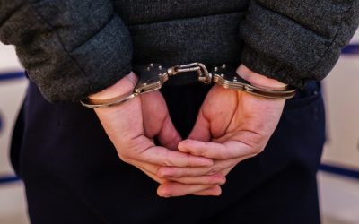 Albă: Tânăr de 18 ani, arestat după ce a înjunghiat un bărbat. Mama, sub control judiciar