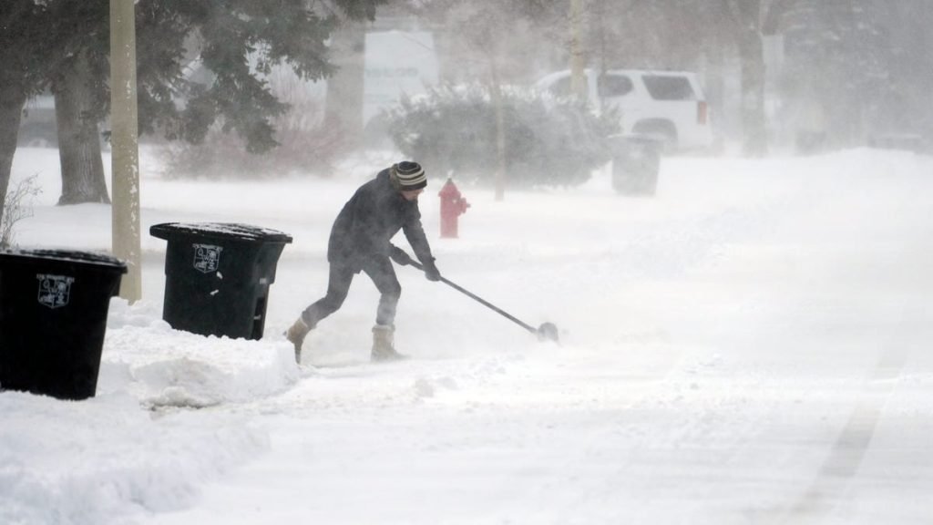 Temperaturi scăzute, zăpezi și ploi împrăștiate în mai multe zone din Wisconsin continuă să creeze probleme, chiar și în luna aprilie