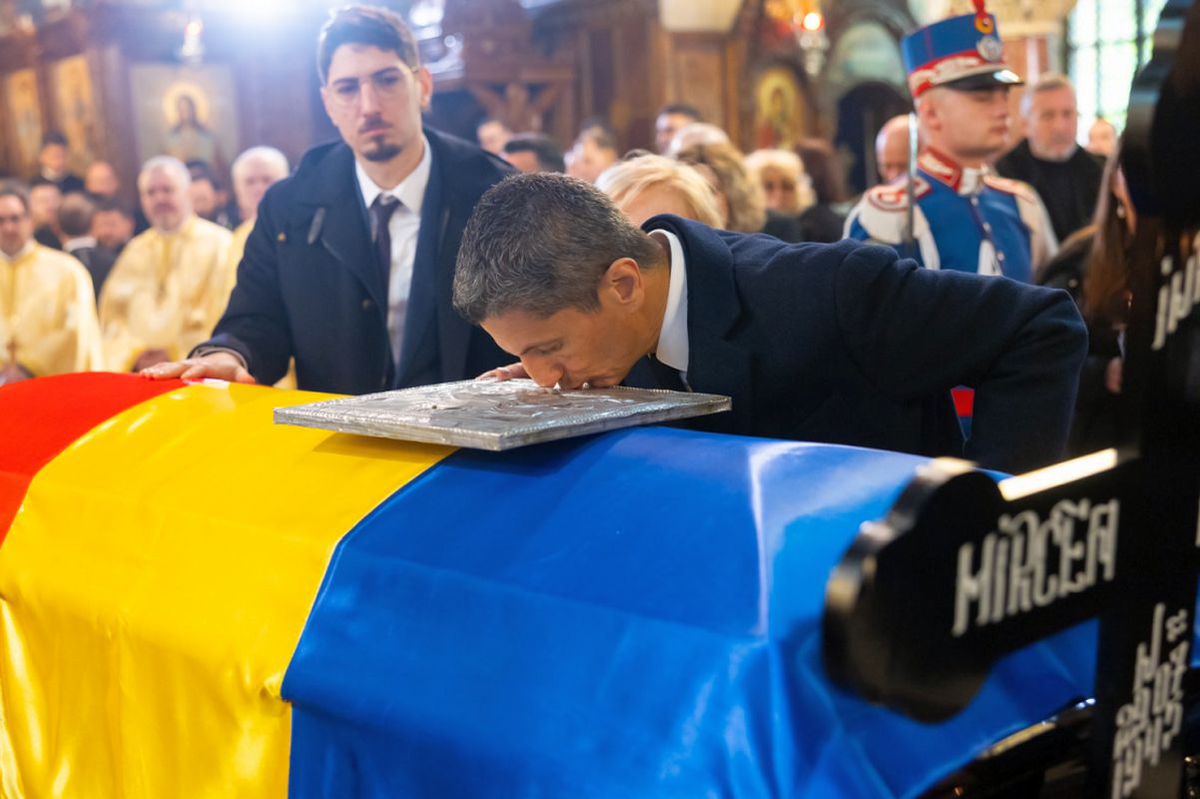 Imagini emoționante de la înmormântarea lui Mircea Lucescu. România, în doliu