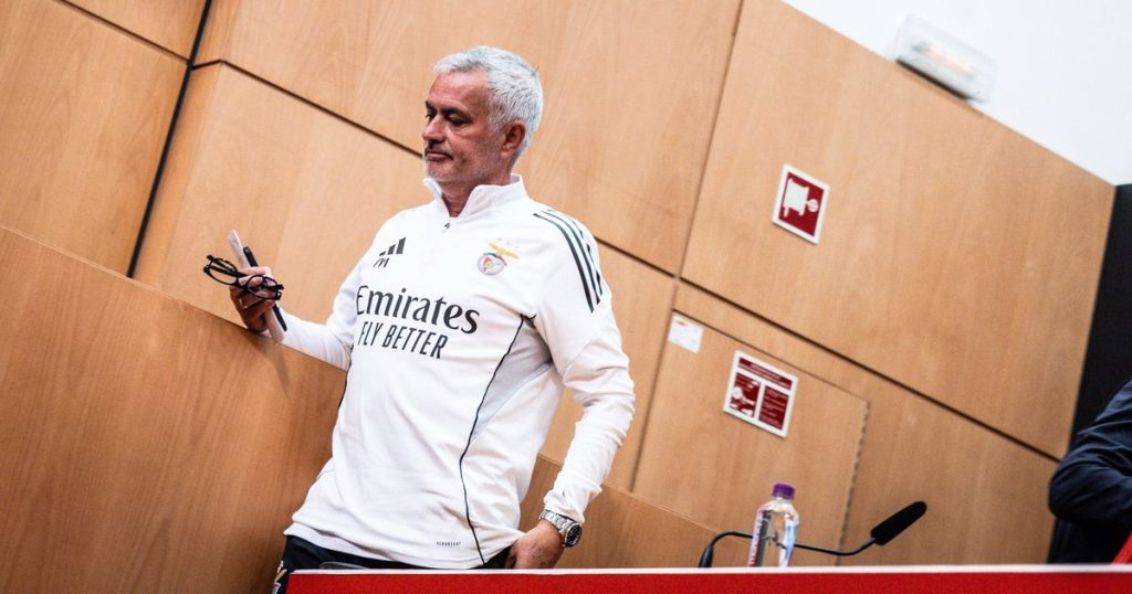 José Mourinho, antrenorul lui Benfica, a devenit din nou centrul atenției în fotbalul portughez după declarațiile sale despre și în legătură cu incidentele din meciurile recente și despre modul în care echipa sa gestionează relația cu arbitrii și străinii veniți să joace în Portugalia