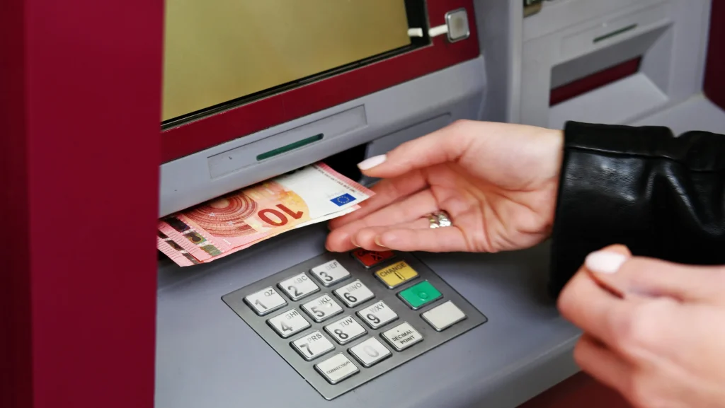 Bani Gata! Noi reguli la bancomat: Verificare în timp real, obligatoriu în UE