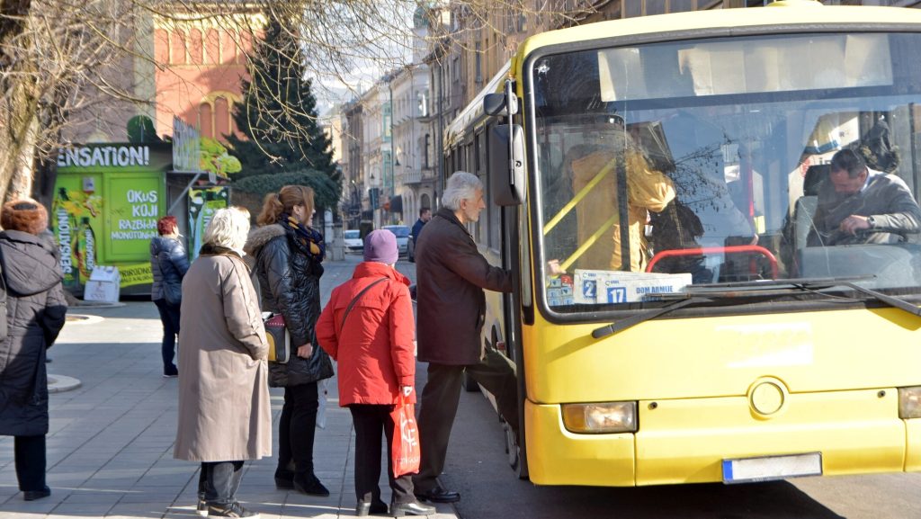 Transport GRATUIT pentru pensionari: Orașele cu bilete zero și condiții
