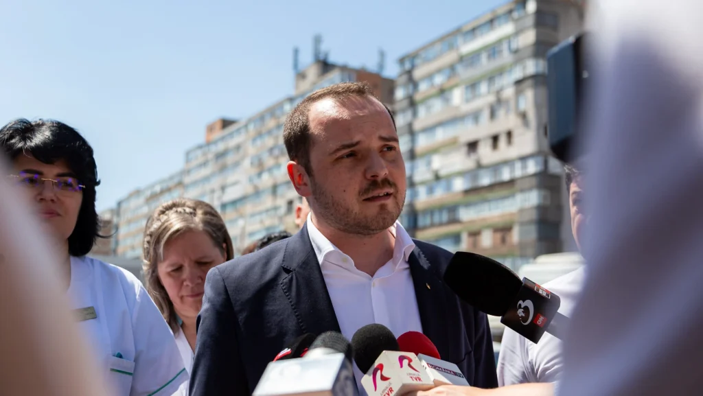 Proiectele de spitale noi nu ar trebui să fie afectate de criza internațională, consideră Alexandru Rogobete Ministrul Sănătății, Alexandru Rogobete, a afirmat că planurile de construire și dotare a noilor spitale, inițiate în ultimii ani, nu trebuie să fie blocate sau întârziate din cauza crizei generate de războiul din Orientul Mijlociu