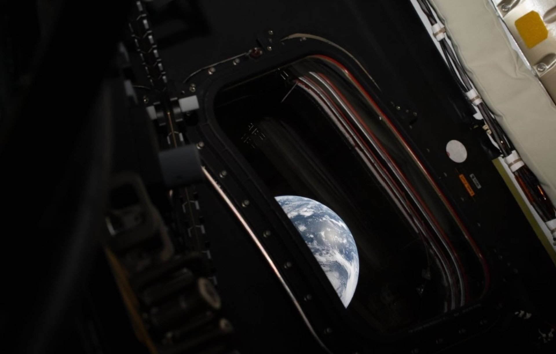 Imaginile transmise de capsula Orion, după manevra de injecție translunară efectuată pe 2 aprilie 2026, arată Pământul din spațiu, fiind primele fotografii realizate de echipajul Artemis II pe parcursul misiunii