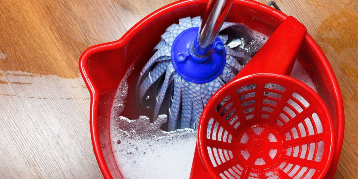 Așa îți distrugi parchetul: greșelile de curățare pe care le faci!