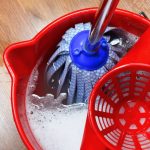 Așa îți distrugi parchetul: greșelile de curățare pe care le faci!